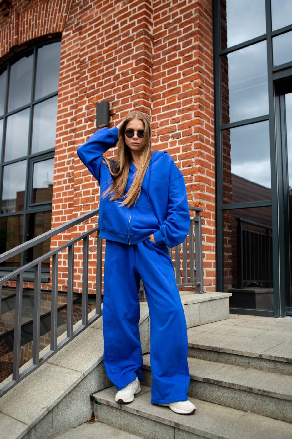 Electric Blue у окна
