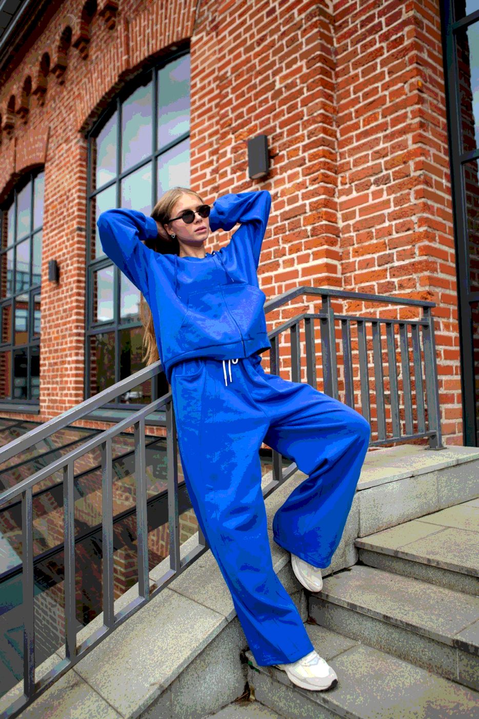 Electric Blue на лестнице